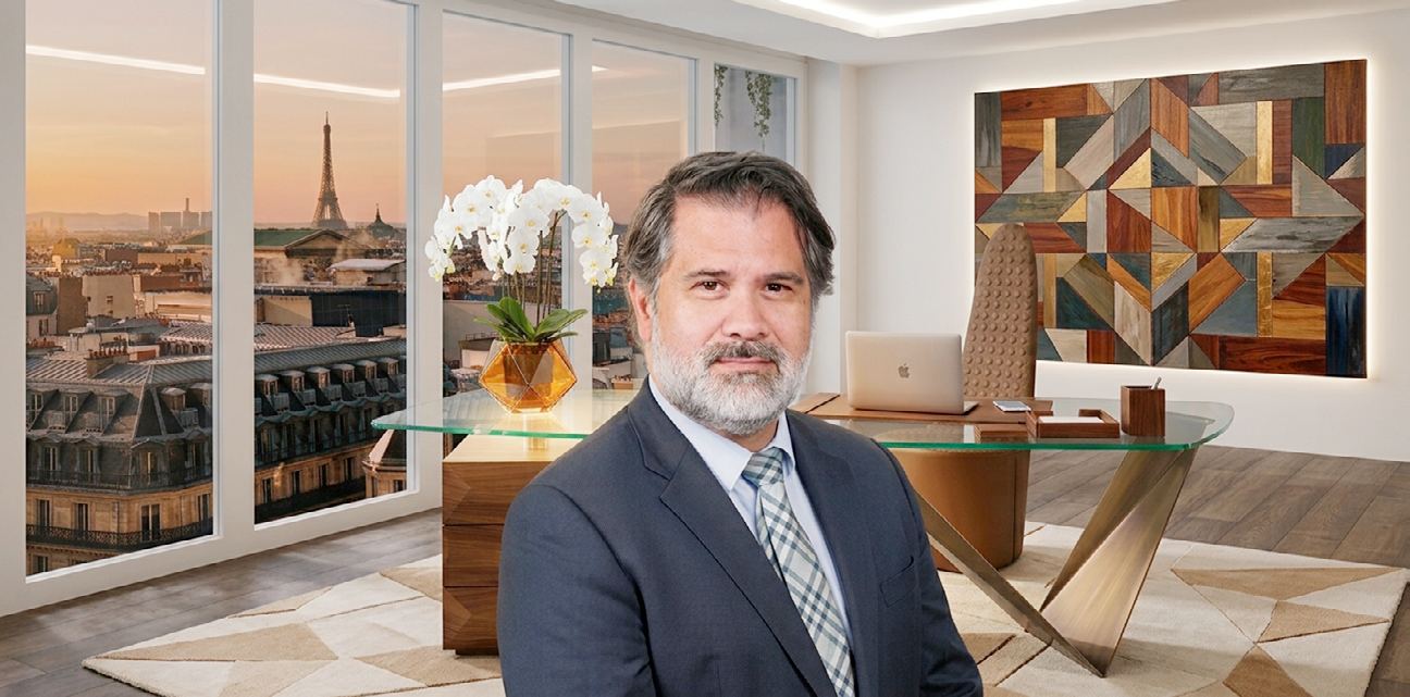 Portrait corporate, bureau avec vue sur Paris