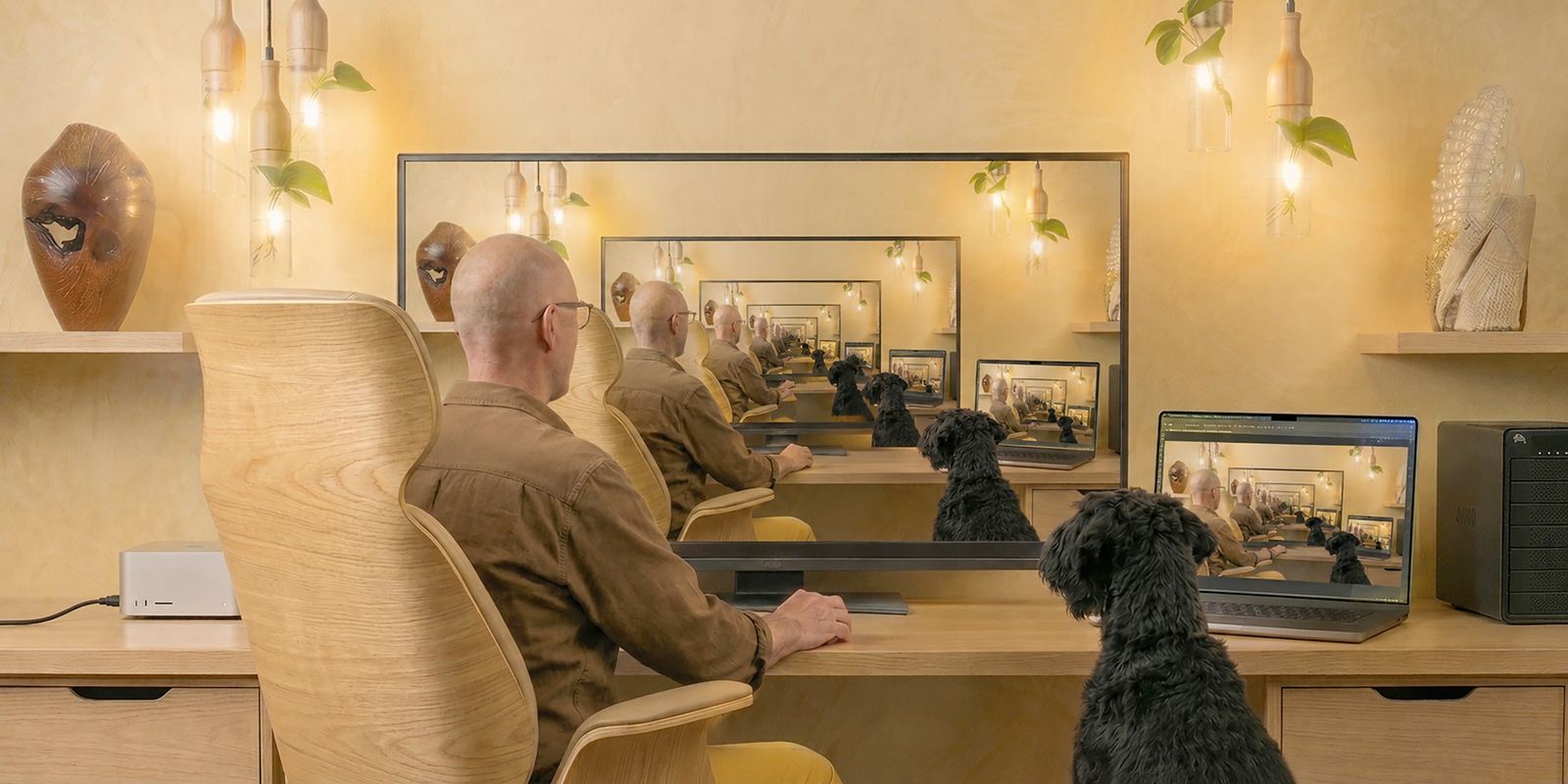 Le photographe et sa chienne au studio graphique